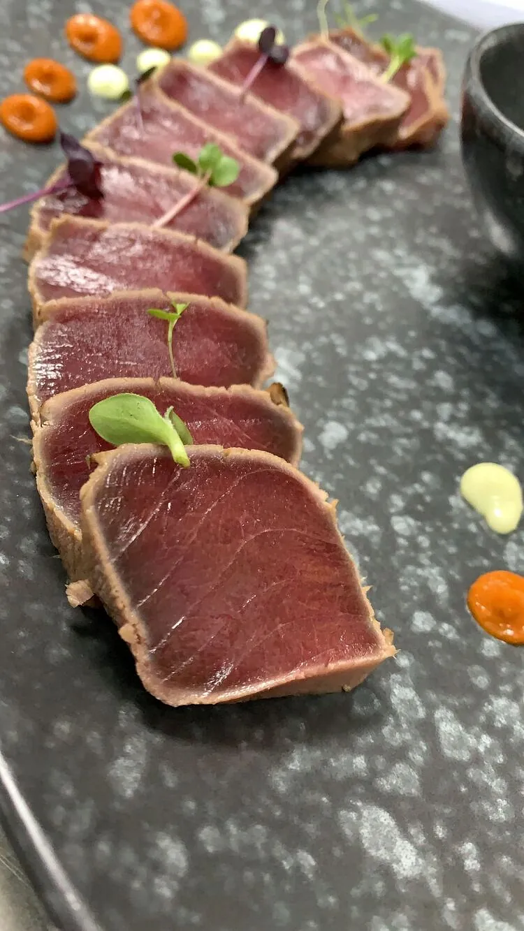 Ensalada de burrata y tomate rosa